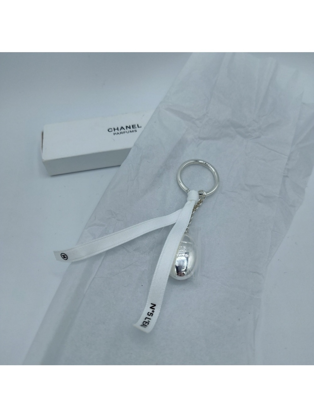 CHANEL N°5 L’EAU Silver Keychain VIP Perfume Capsule with Ribbon & Box AUTHENTIC - Picture 3 of 12